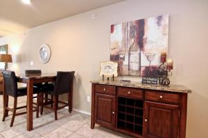 une salle à manger avec une table et une table et des chaises dans l'établissement Poolside Porch Paradise, à New Braunfels