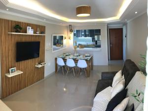 salon z kanapą i stołem w obiekcie Apartamento moderno e com clube privativo w mieście Cabo Frio