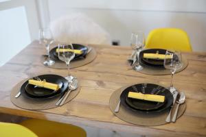 a wooden table with plates and glasses of wine at Villa Dalmatino in Pakoštane