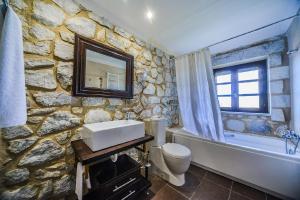 A bathroom at Abelos Villas