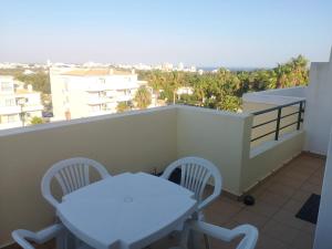 Uma varanda ou terraço em Waves Alvor mais 3 fotos