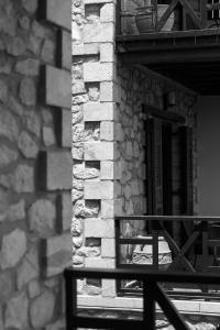 Áyios IoánnisにあるAbelos Villasの窓付き建物の白黒写真