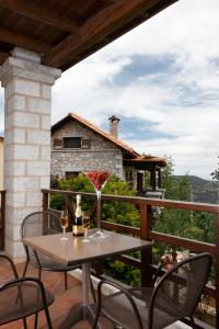 een tafel met twee glazen wijn op een balkon bij Abelos Villas in Áyios Ioánnis