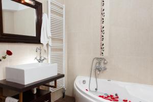 A bathroom at Abelos Villas