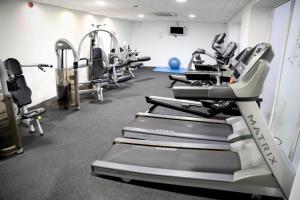 een fitnessruimte met loopbanden en crosstrainers bij Towers Hotel & Spa in Swansea