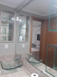 a bathroom with a large mirror and a sink at WEST FLAT MOSSORÓ in Mossoró