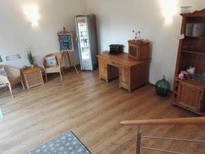 Salon z drewnianą podłogą i lodówką. w obiekcie Pröve Hof w mieście Eicklingen