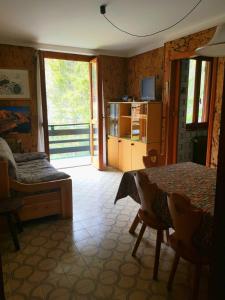 a living room with a table and a kitchen at Monterosa Apartment - Champoluc #Bluchalet in Champoluc