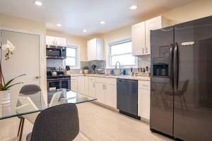 una cucina con frigorifero in acciaio inox e tavolo di Fabulous Mid Century 4BR 3Bath House ad Atlantic City