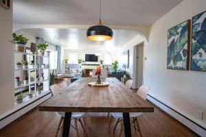 un soggiorno con tavolo e sedie in legno di Fabulous Mid Century 4BR 3Bath House ad Atlantic City