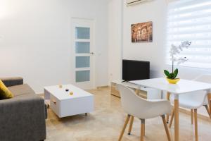 ein Wohnzimmer mit Sofa und Tisch in der Unterkunft COLUMBUS´ HOME in Córdoba