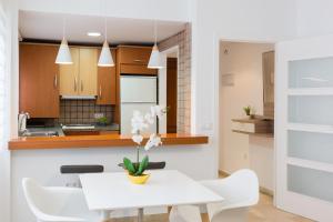 eine Küche mit einem weißen Tisch und weißen Stühlen in der Unterkunft COLUMBUS´ HOME in Córdoba