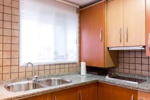 eine Küche mit Spüle und Fenster in der Unterkunft COLUMBUS´ HOME in Córdoba