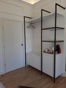 Zimmer mit einem Schrank mit Regalen und einer Tür in der Unterkunft Esperia Boutique Hotel in Agrinio