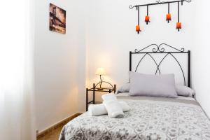 1 dormitorio con 1 cama con colcha en blanco y negro en CASA DE ANA, en Córdoba