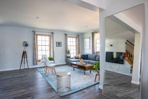 Χώρος καθιστικού στο New Luxury Family Getaway with Designer Touches
