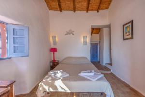 Ένα ή περισσότερα κρεβάτια σε δωμάτιο στο Charming Seaside Cottage Casa Rosa - Somewhere Special +34 φωτογραφίες