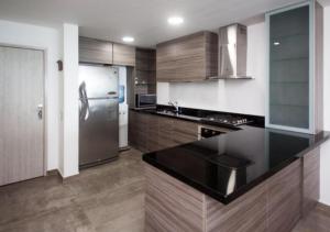 una cucina con frigorifero e armadietti in acciaio inossidabile di Apartamento en el Sun Rise San Andres a San Andrés