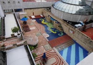 una vista sul soffitto di un parco giochi in un edificio di Apartamento en el Sun Rise San Andres a San Andrés