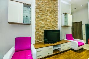 Un televizor și/sau centru de divertisment la MARIA Luxury Apartment in Nizami str