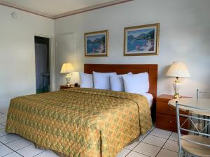 Habitación de hotel con cama y mesa en International Inn on the Bay, en Miami Beach