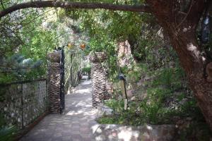 A garden outside Casa Rural Porta Del Cel