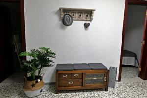 een kamer met een tafel en een klok aan een muur bij VIVIENDA VACACIONAL CRUZ ALTA in Frontera