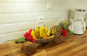 una cesta de plátanos y piñas en un mostrador en Villa BonBon Siwo en Le Diamant