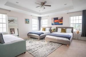 - une chambre avec 2 lits et un ventilateur de plafond dans l'établissement NEW Luxury Quiet Island Atlantic City Getaway, à Atlantic City