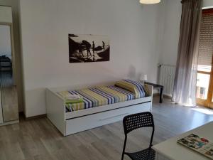 1 dormitorio con 1 cama, 1 mesa y 1 silla en Bell'appartamento en Portoferraio