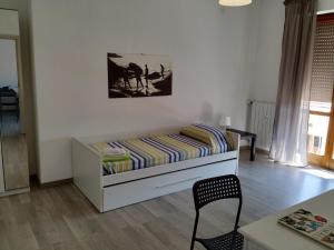 a bedroom with a bed and a table and a chair at Bell'appartamento in Portoferraio
