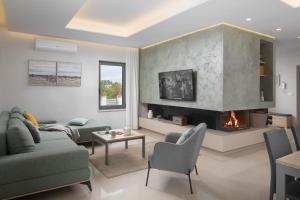 sala de estar con sofá y chimenea en Villa Eos, en Sveti Petar u Šumi