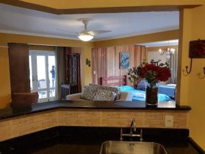 Sala de estar con cama, lavabo y espejo en Escolha flat família com cozinha ou suítes separadas e independentes en Conservatória