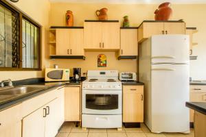 Η κουζίνα ή μικρή κουζίνα στο Ocotal Beach Front Condo #33