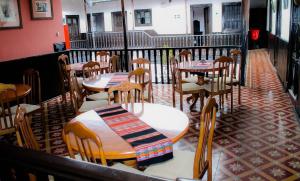 jadalnia ze stołami i krzesłami w restauracji w obiekcie Hotel Casablanca w mieście Cajamarca