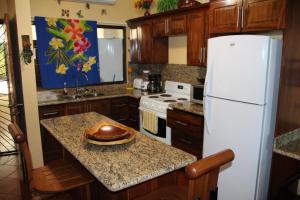 Una cocina o zona de cocina en Ocotal Beach Front Condo #37