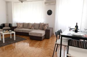un soggiorno con divano e tavolo di OBILIĆ a Belgrado