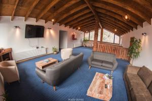 a living room with a couch and a table at Las Bravas Lodge in Las Trancas