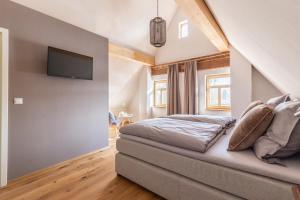 a bedroom with a bed and a tv on a wall at maindrei - schlafen am fluss in Margetshöchheim