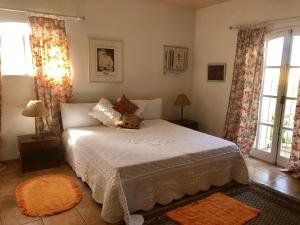 a bedroom with a bed and two windows at Villa Saint Tropez in Cabo Frio +28 photos