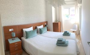 1 dormitorio con 2 camas y toallas. en Penthouse La Paz 9 - Castle view, en Moraira