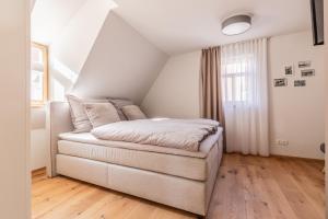 a bedroom with a bed in a attic at maindrei - schlafen am fluss in Margetshöchheim