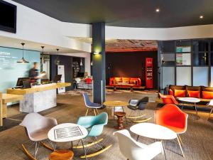 Area lounge atau bar di ibis London Stratford