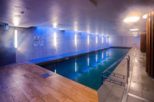 墨爾本的住宿－Flagstaff Green Apartments，一座拥有蓝色灯光的大型游泳池