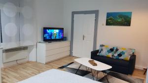 En tv och/eller ett underhållningssystem på Holiday home Blue door in Pula