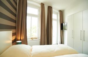 a bedroom with a bed and a window at Apartment Eisberg 3 mit schöner Balkonterrasse in Norderney