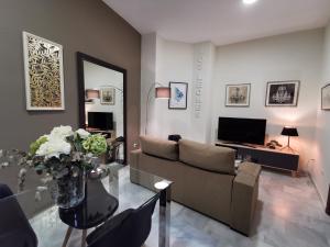 a living room with a couch and a table at Apartamento Los Leones in Córdoba