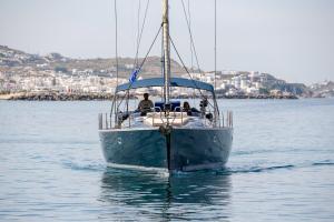 un barco en el agua con dos personas en él en Boat Aiolis in the Athenian Riviera!, en Atenas
