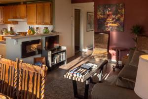 北溫哥華的住宿－The Secret Garden Treehouse，带沙发和咖啡桌的客厅