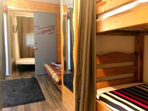 レ・デュー・アルプにあるBoost Your Immo Les Deux Alpes 145 / Arc en cielの二段ベッド2台と鏡が備わる客室です。